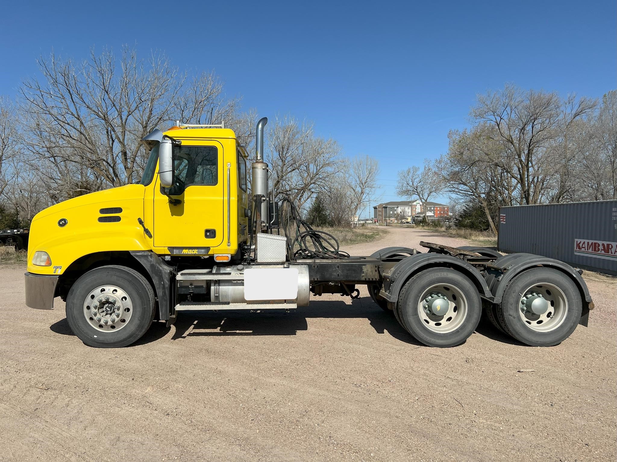2006 MACK VISION CXN613 - image 2 of 6