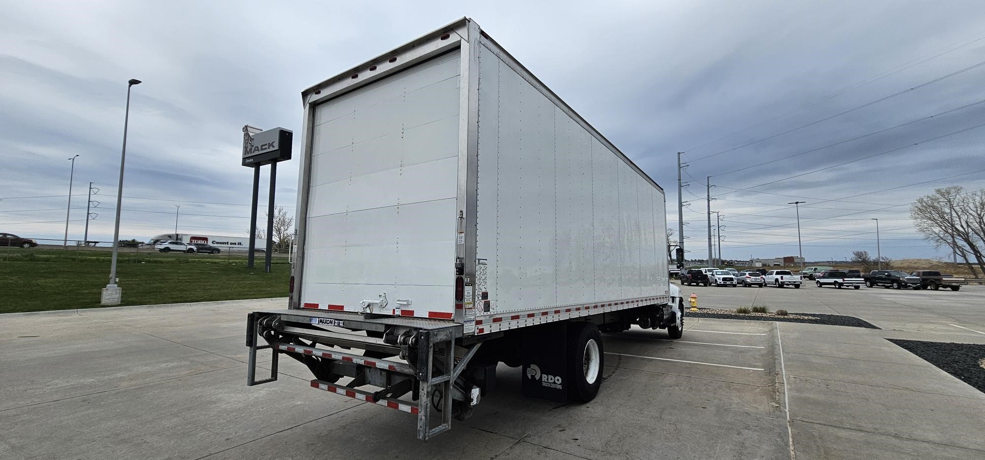 2020 HINO 268A - image 5 of 6