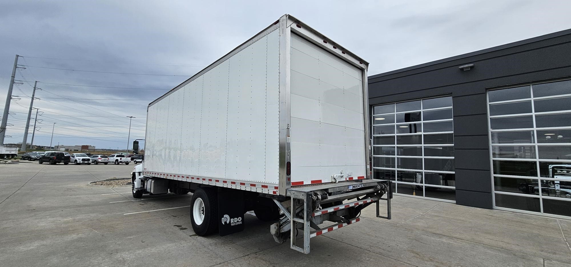 2020 HINO 268A - image 3 of 6