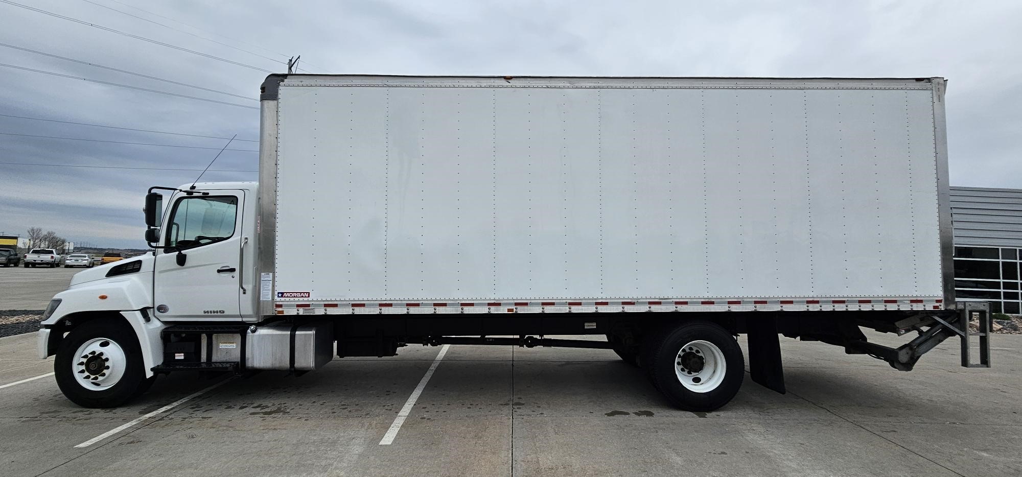 2020 HINO 268A - image 2 of 6