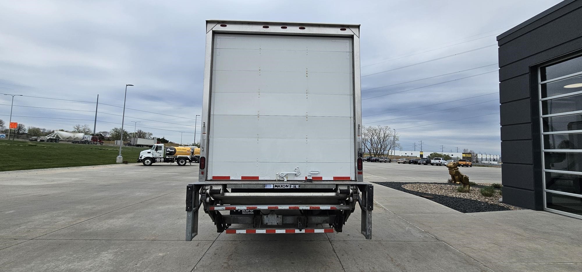 2020 HINO 268A - image 4 of 6