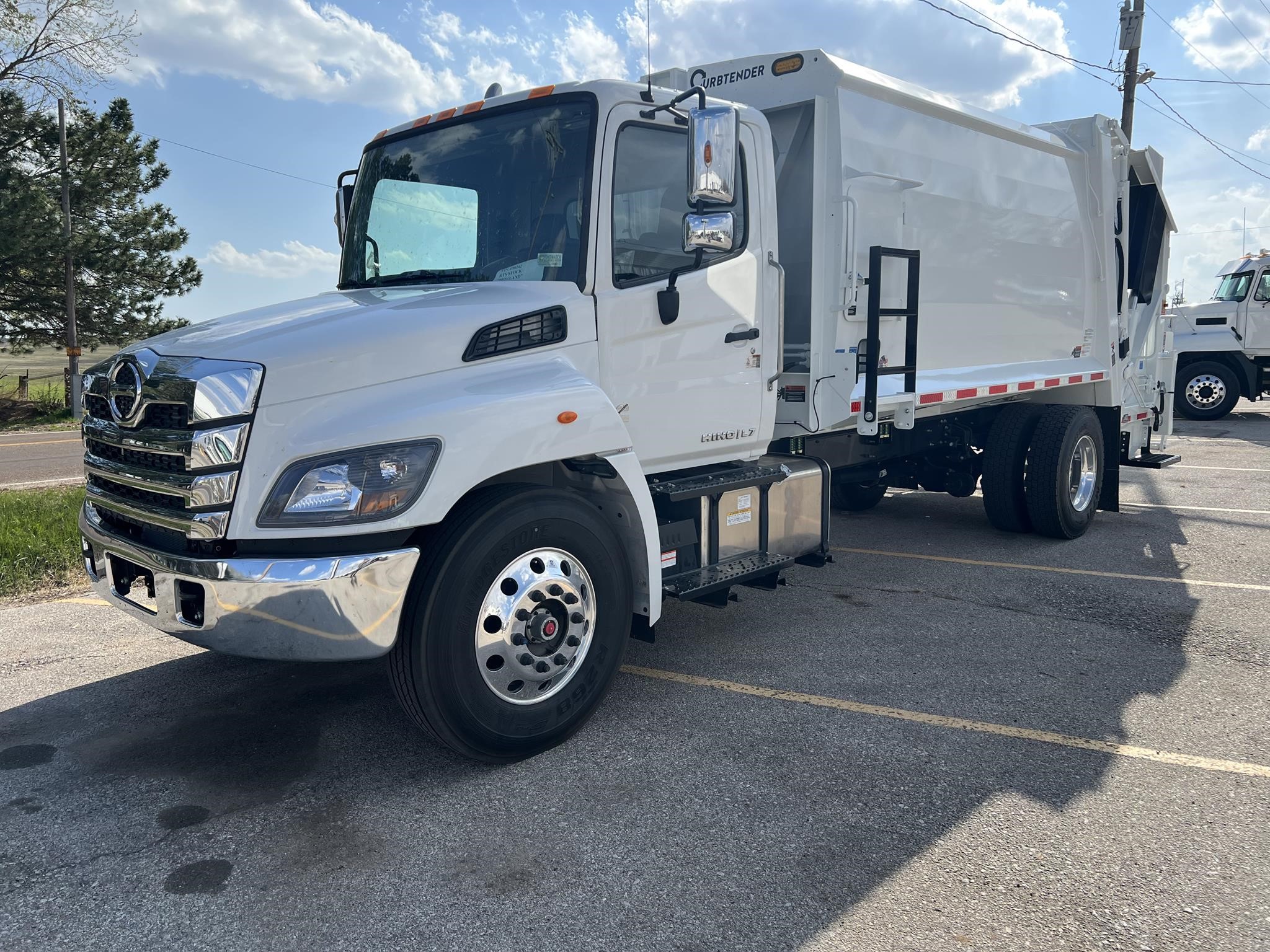 2025 HINO L7 - image 1 of 6