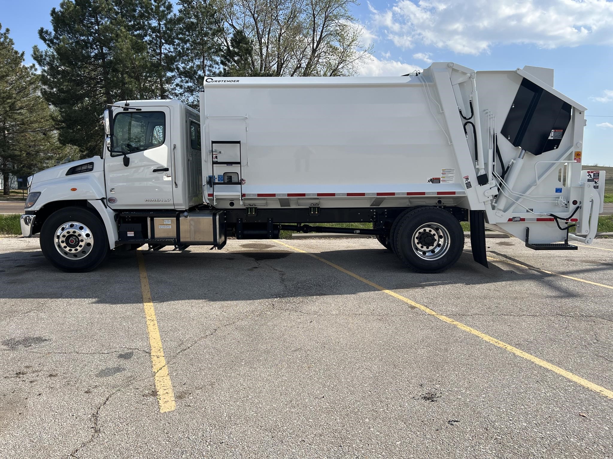 2025 HINO L7 - image 2 of 6