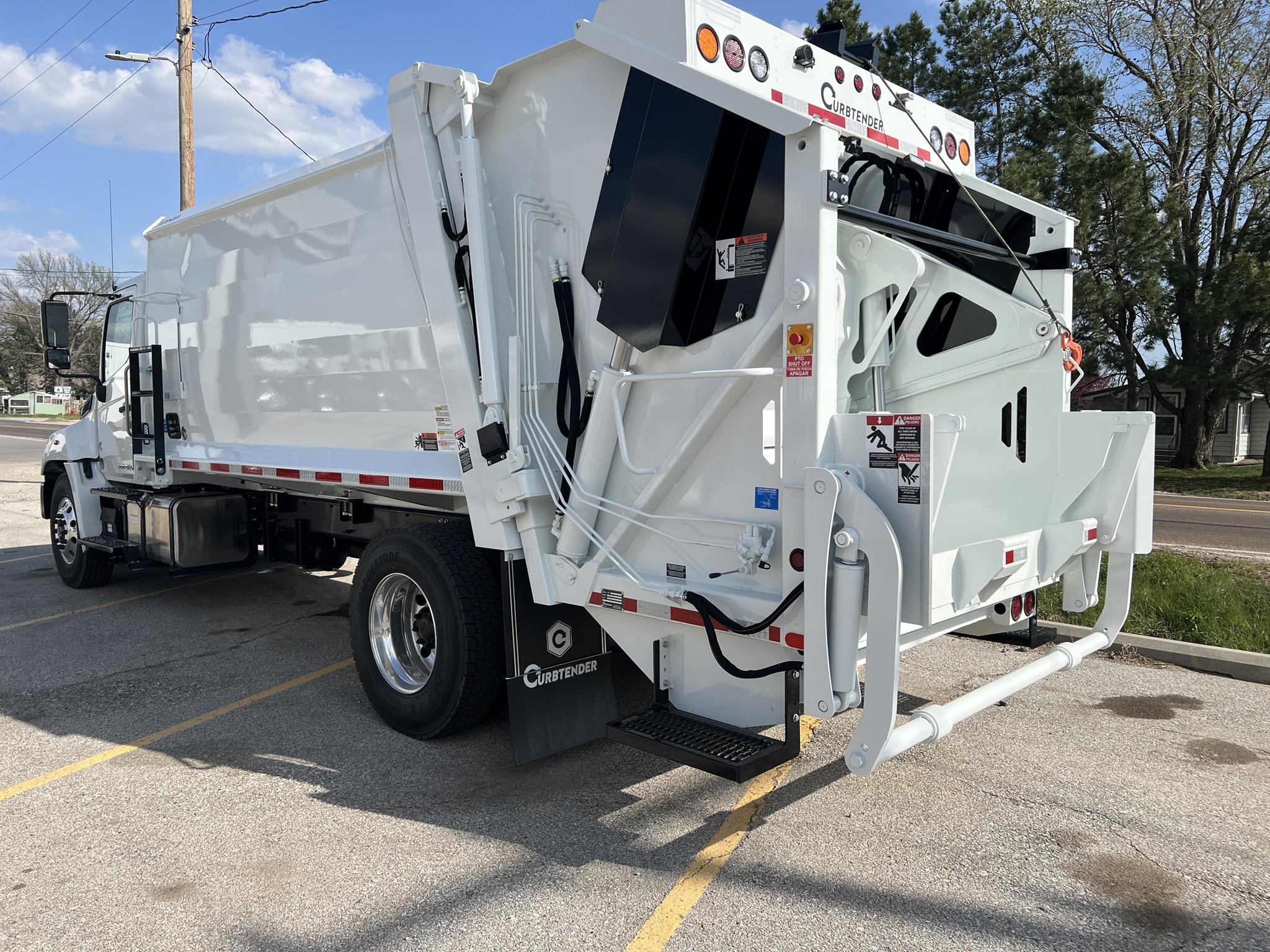 2025 HINO L7 - image 3 of 6