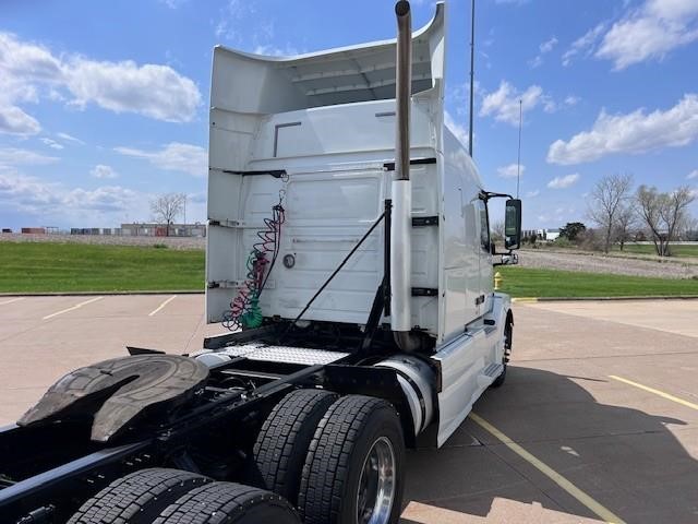 2017 VOLVO VNL64T630 - image 4 of 6
