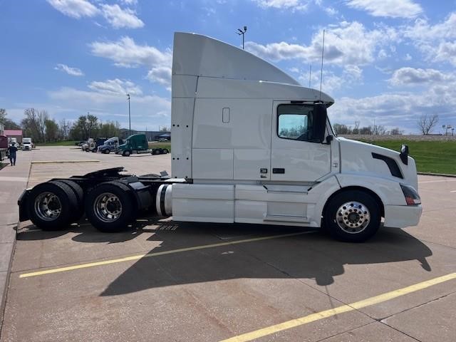 2017 VOLVO VNL64T630 - image 3 of 6