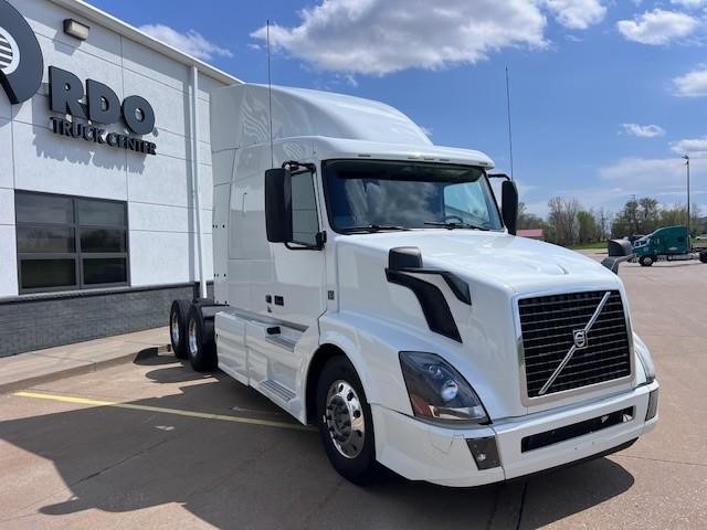 2017 VOLVO VNL64T630 - image 2 of 6