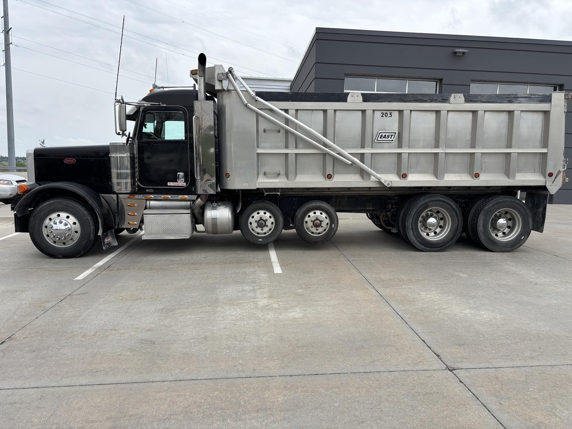 2006 PETERBILT 379 - image 2 of 6
