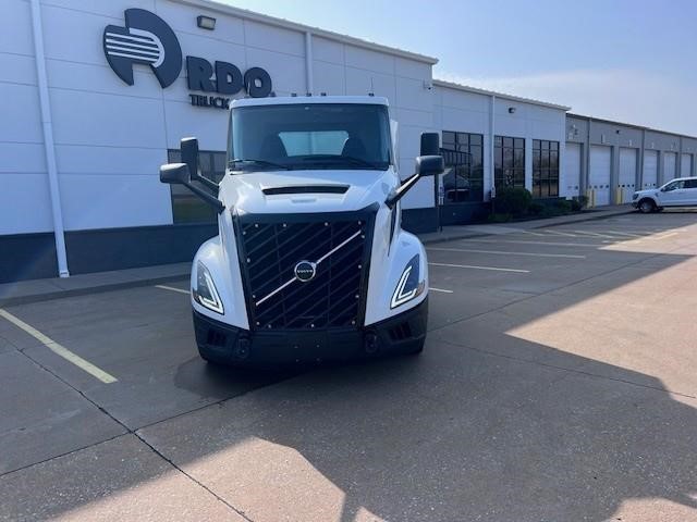 2025 VOLVO VNL64T300 - image 2 of 6