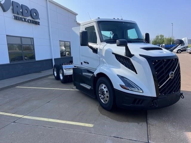 2025 VOLVO VNL64T300 - image 3 of 6