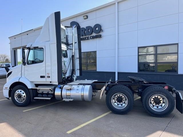 2025 VOLVO VNL64T300 - image 5 of 6
