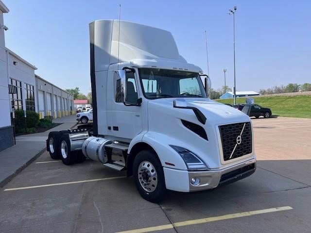 2026 VOLVO VNR64T300 - image 3 of 6