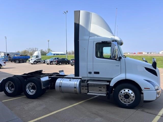 2026 VOLVO VNR64T300 - image 4 of 6