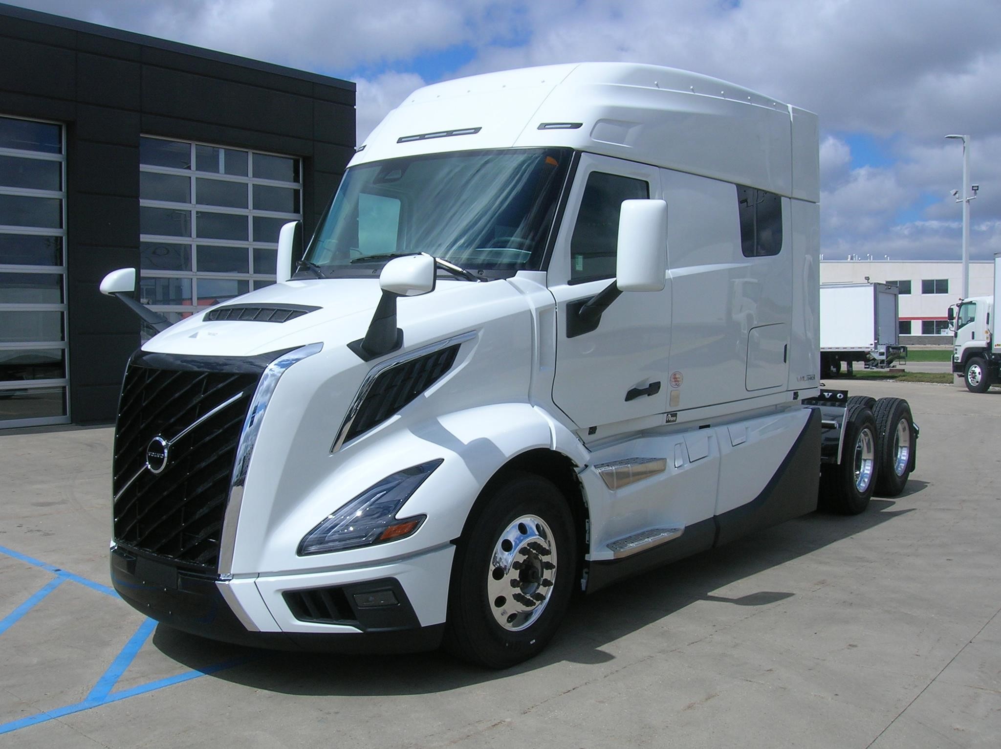 2025 VOLVO VNL64T840 - image 1 of 6