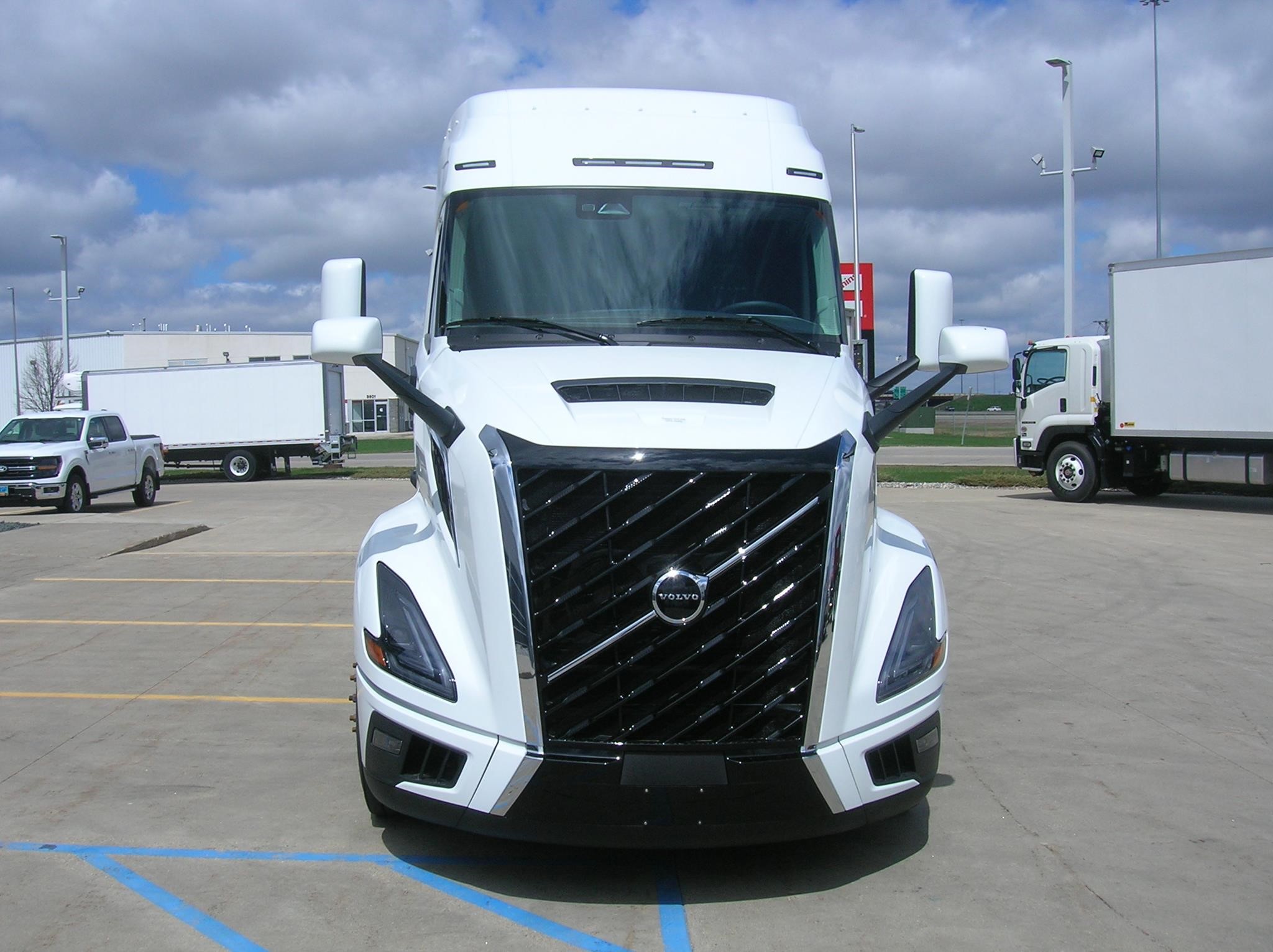 2025 VOLVO VNL64T840 - image 2 of 6