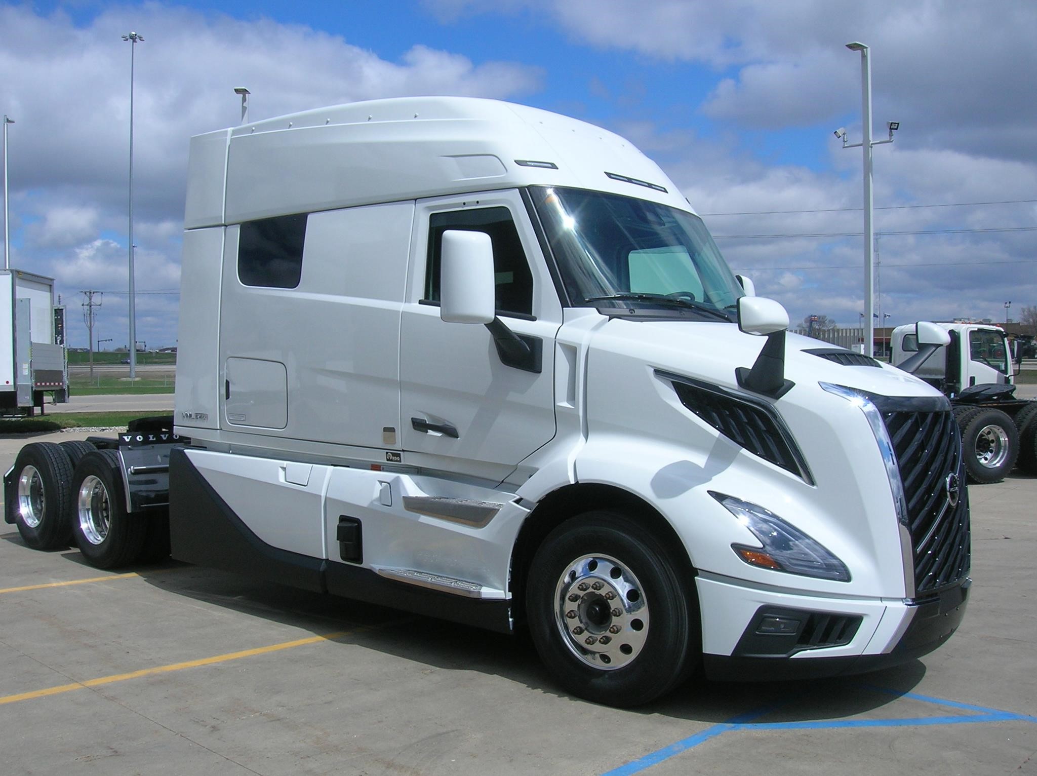 2025 VOLVO VNL64T840 - image 3 of 6