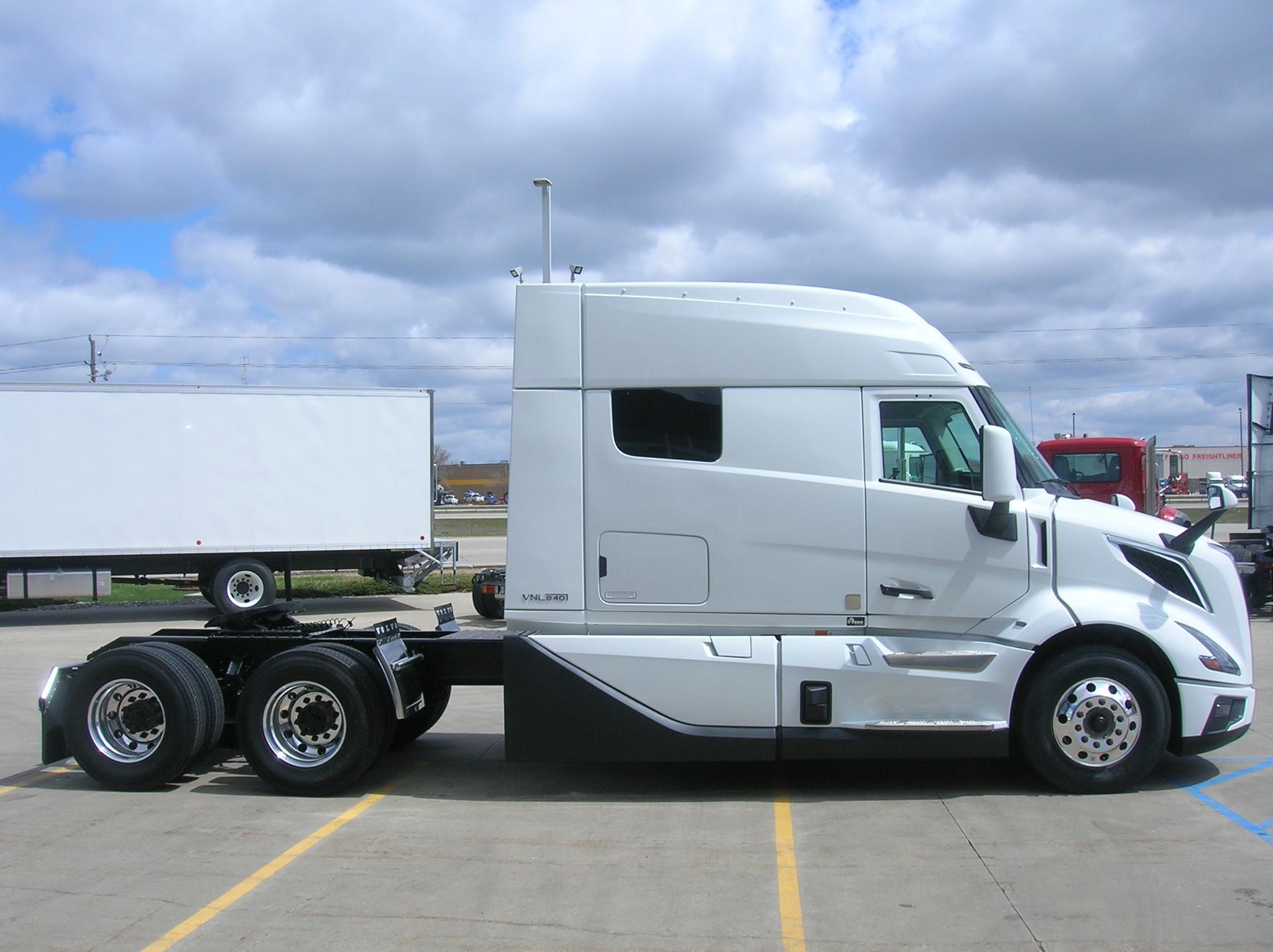 2025 VOLVO VNL64T840 - image 4 of 6