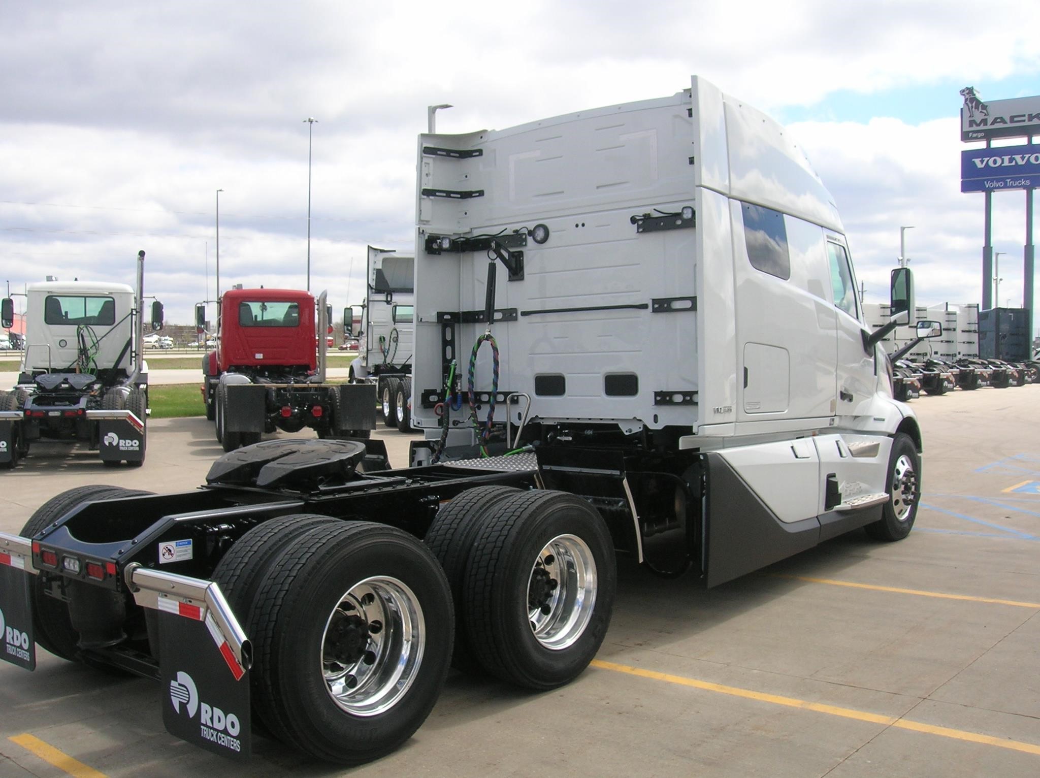 2025 VOLVO VNL64T840 - image 5 of 6