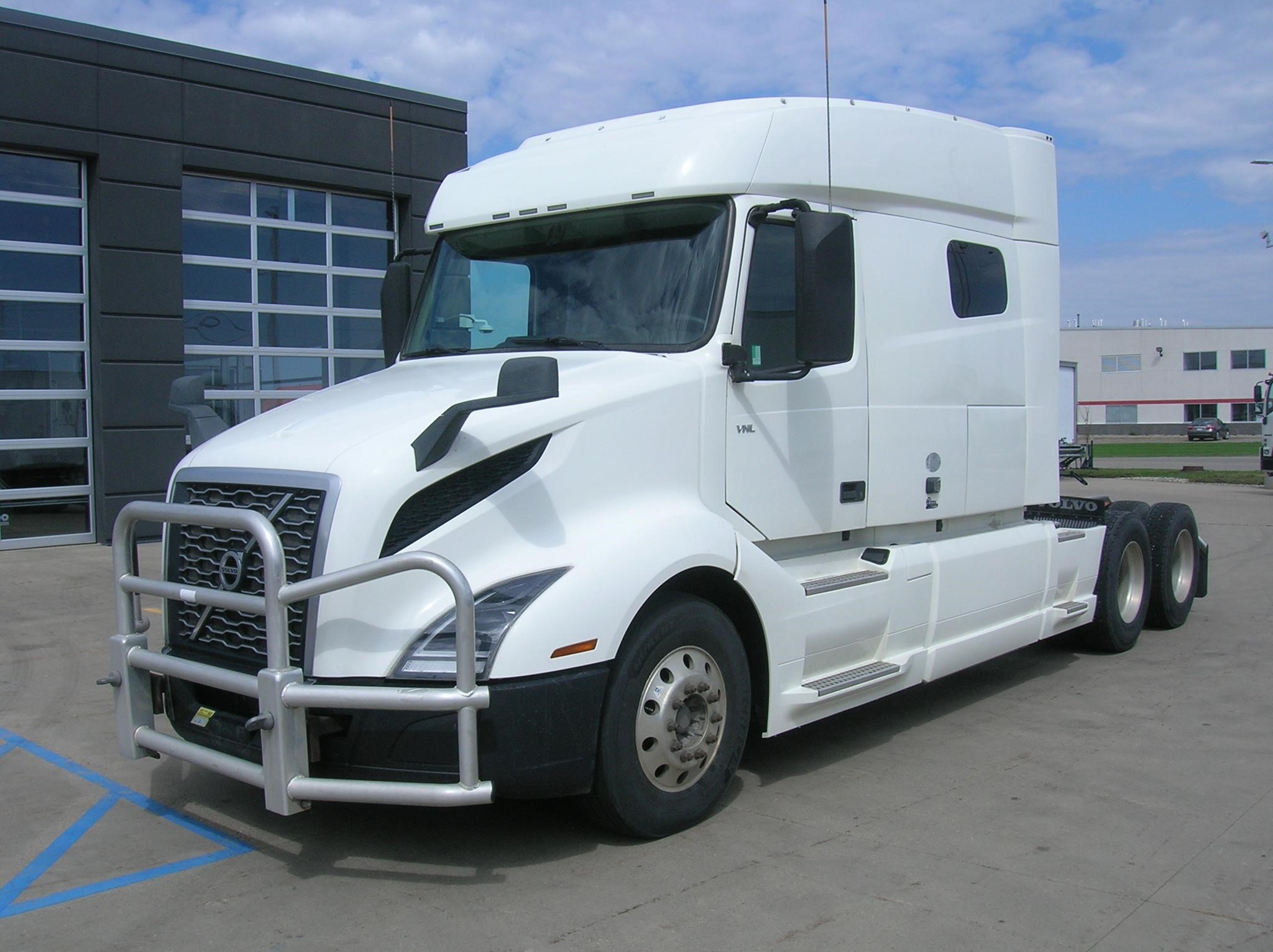 2019 VOLVO VNL64T740 - image 1 of 6