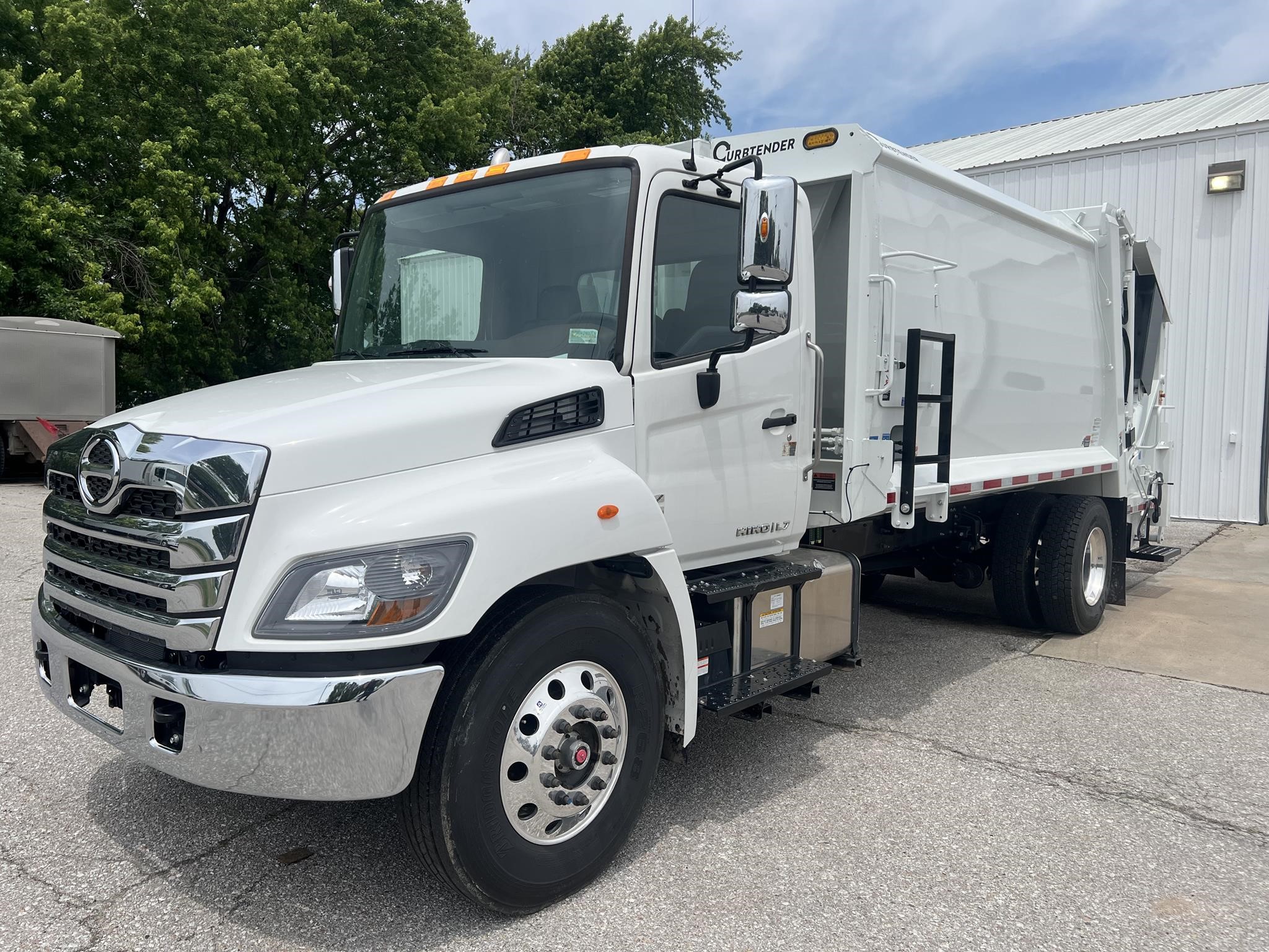 2025 HINO L7 - image 1 of 6
