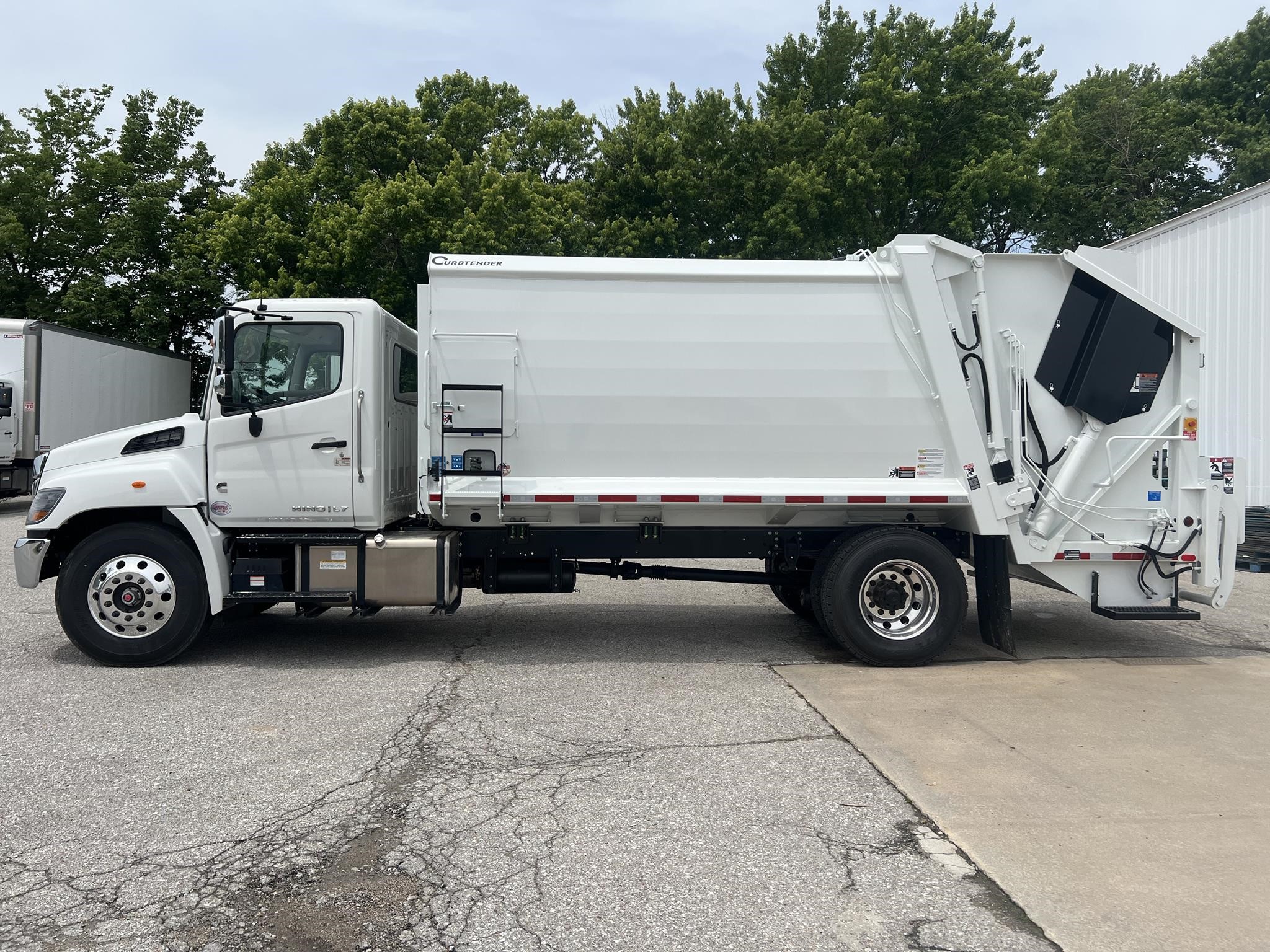 2025 HINO L7 - image 2 of 6