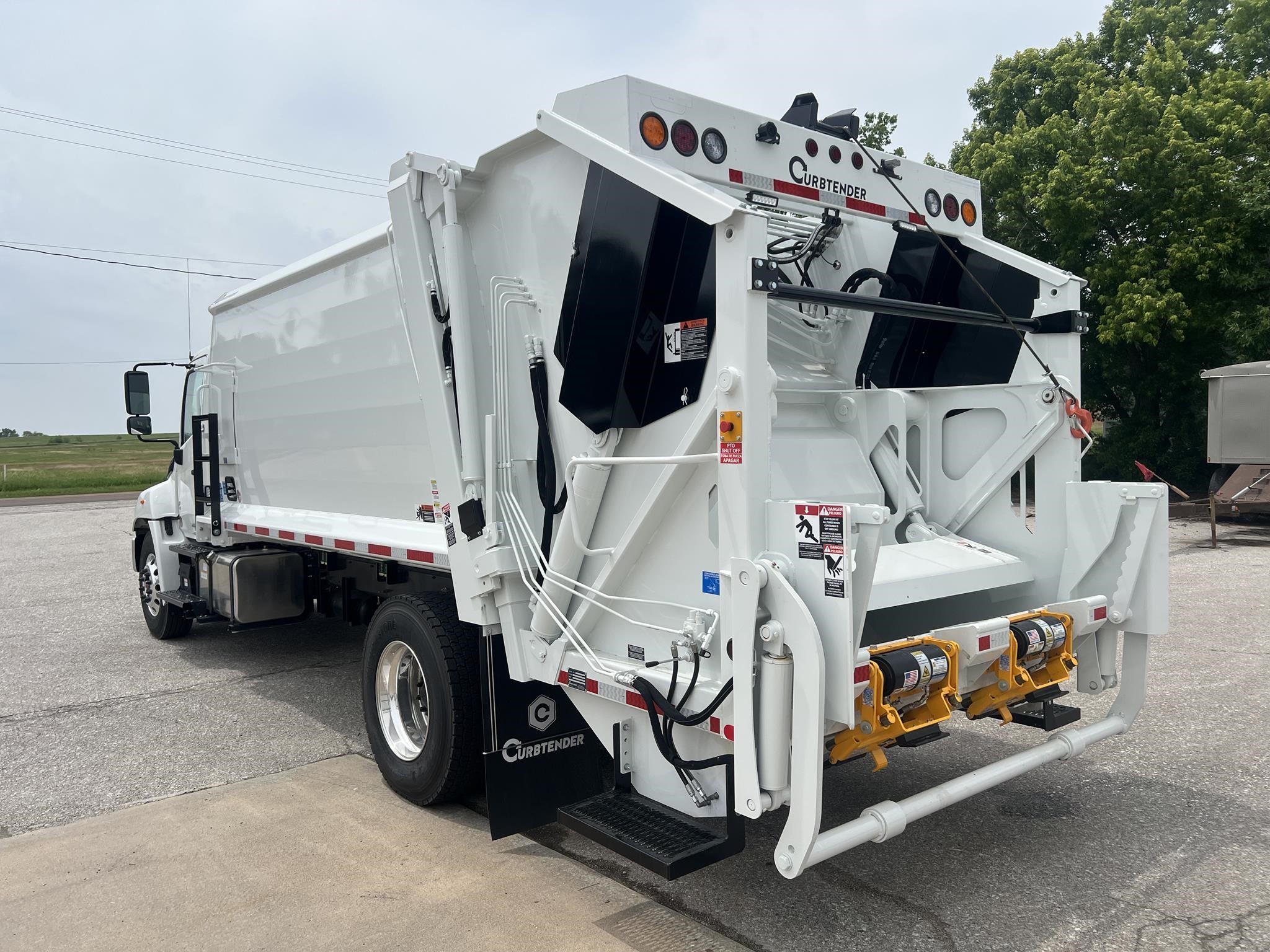 2025 HINO L7 - image 3 of 6