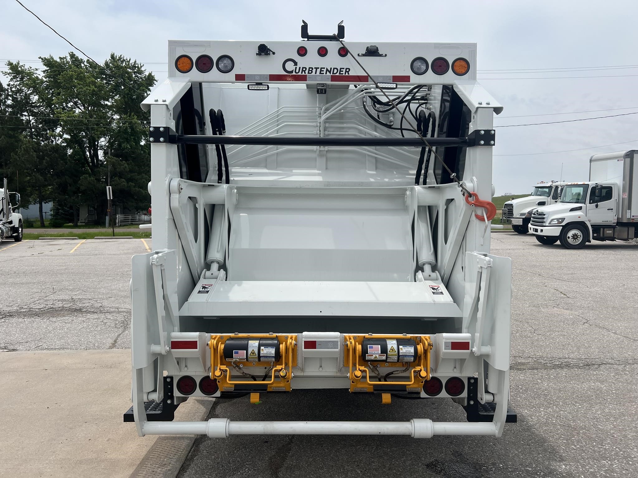 2025 HINO L7 - image 4 of 6