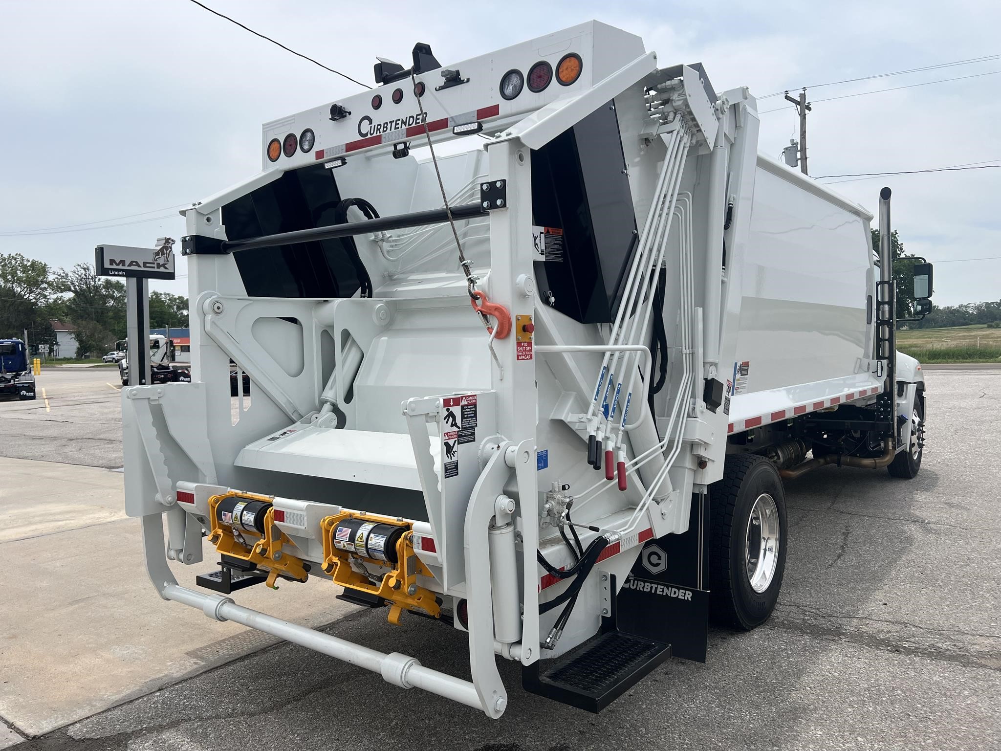 2025 HINO L7 - image 5 of 6