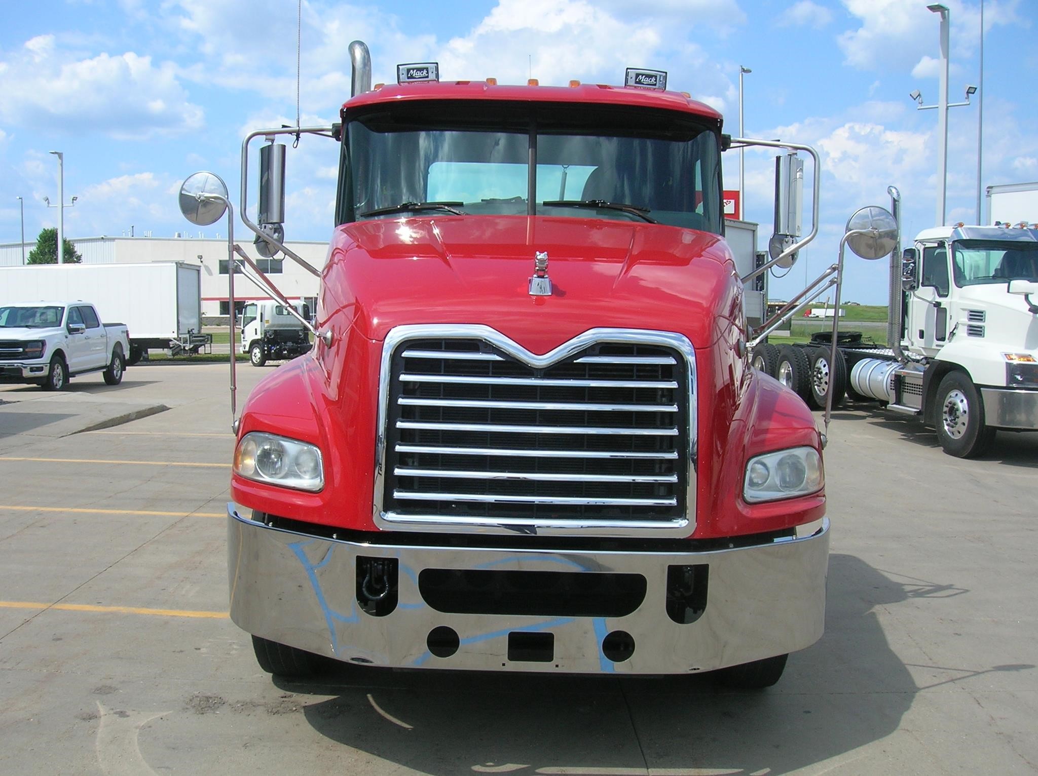 2018 MACK PINNACLE CXU613 - image 2 of 6