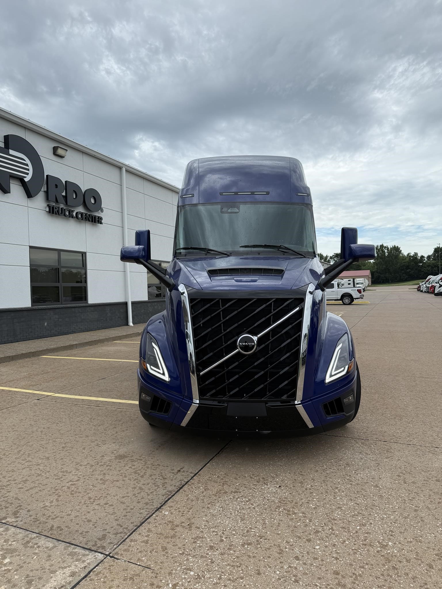 2026 VOLVO VNL64T860 - image 2 of 6