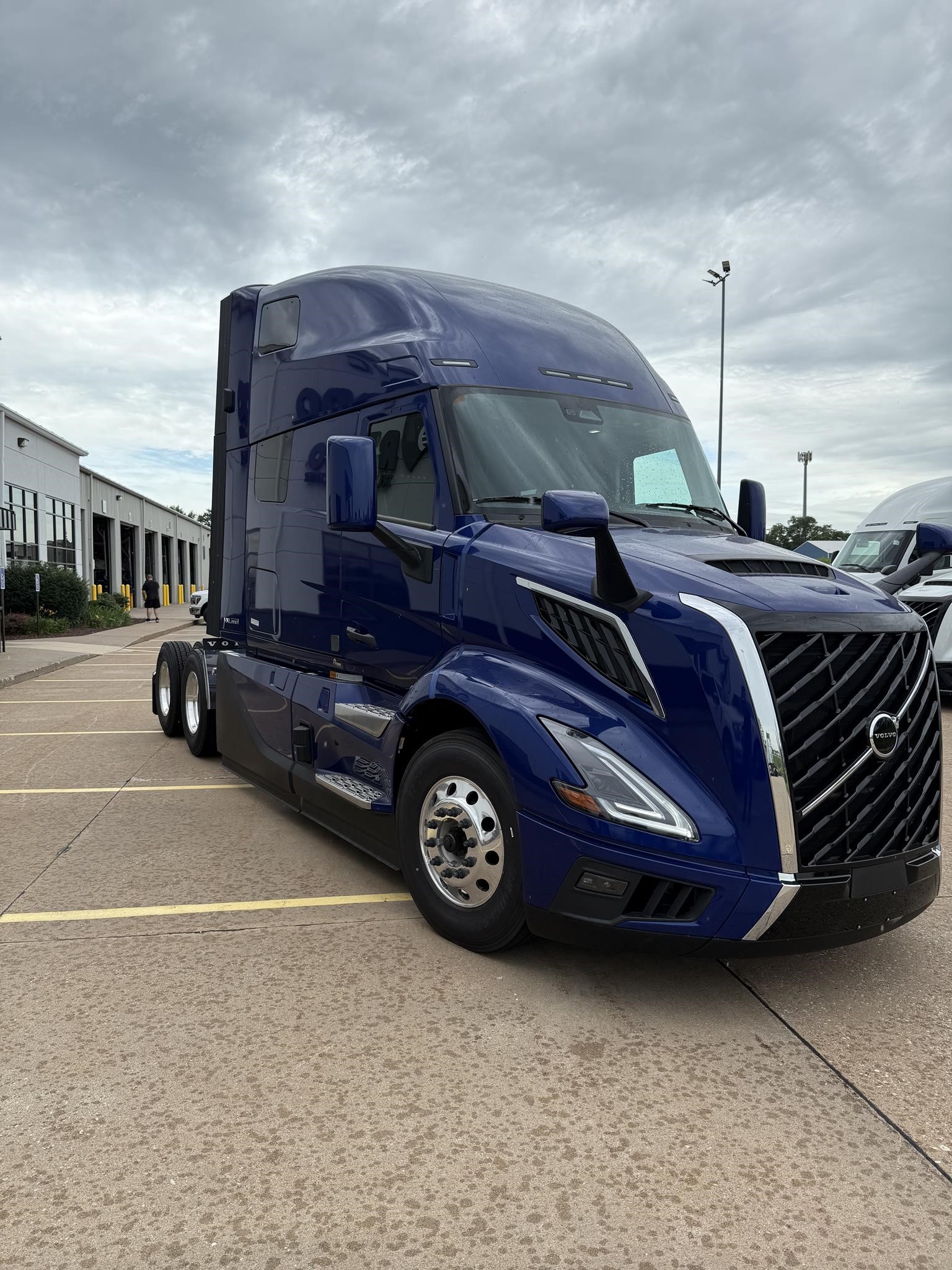 2026 VOLVO VNL64T860 - image 3 of 6