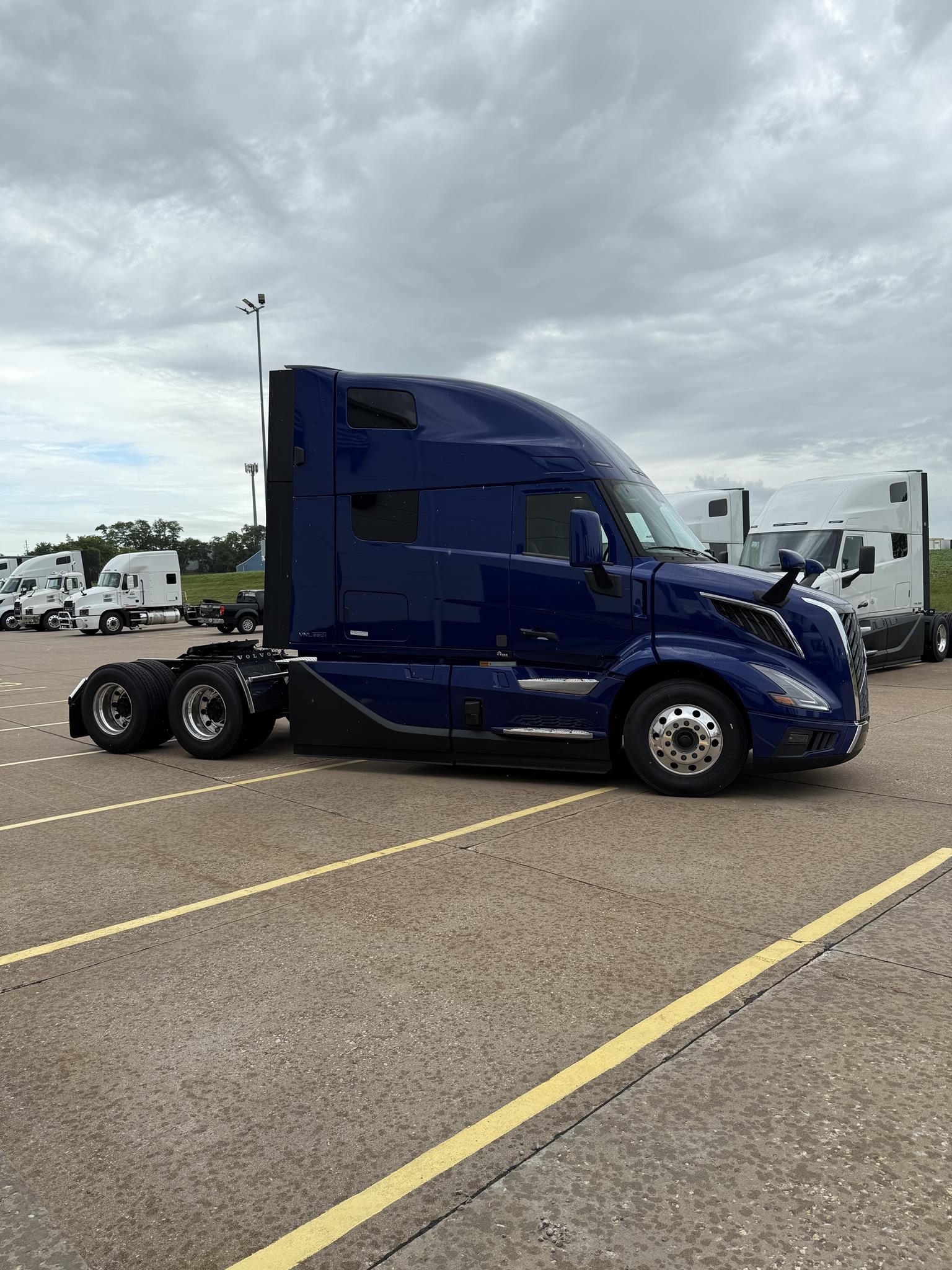 2026 VOLVO VNL64T860 - image 4 of 6