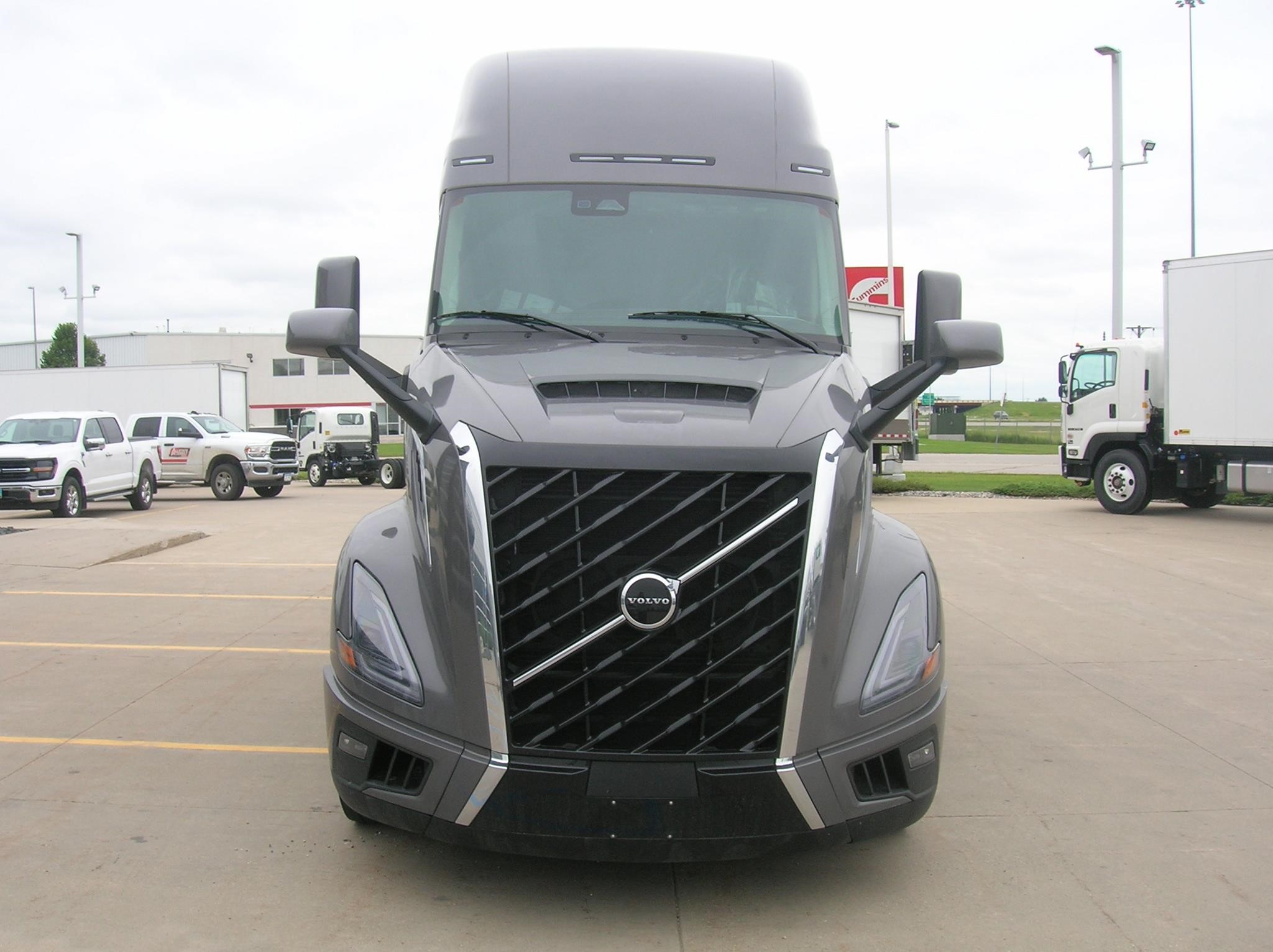 2026 VOLVO VNL64T860 2026 VOLVO VNL64T860 - image 2 of 6