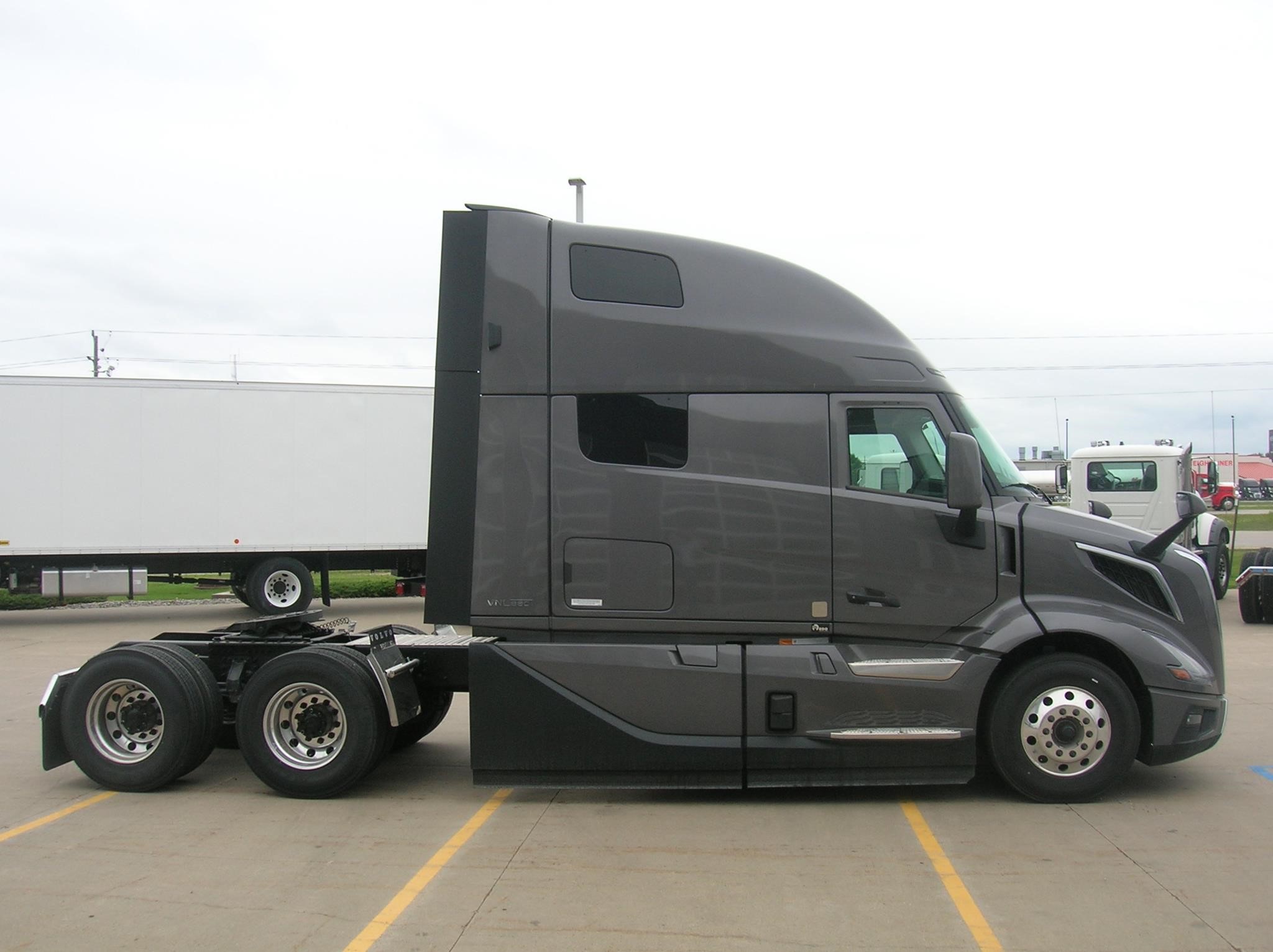 2026 VOLVO VNL64T860 2026 VOLVO VNL64T860 - image 4 of 6