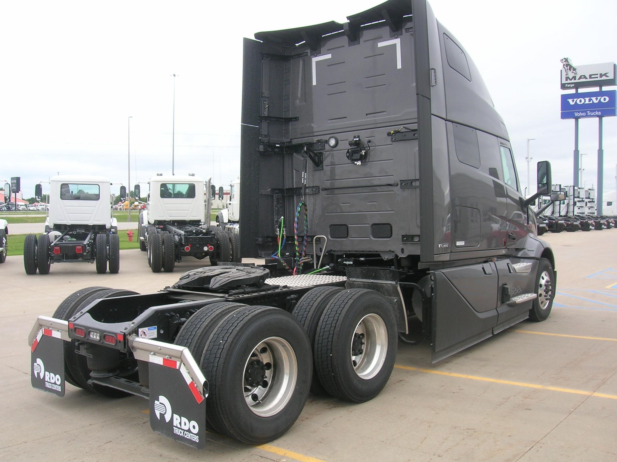 2026 VOLVO VNL64T860 2026 VOLVO VNL64T860 - image 5 of 6