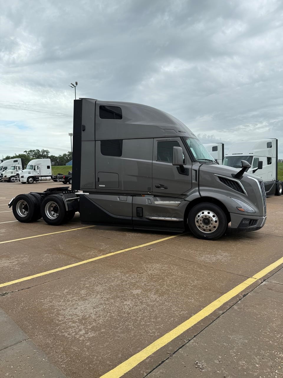2026 VOLVO VNL64T860 - image 4 of 6