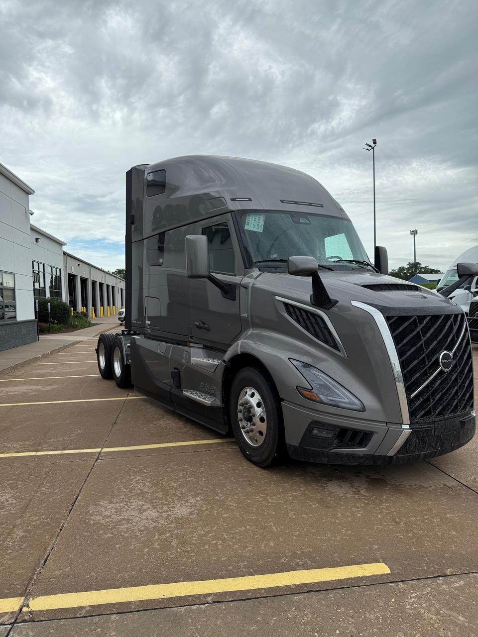 2026 VOLVO VNL64T860 - image 3 of 6
