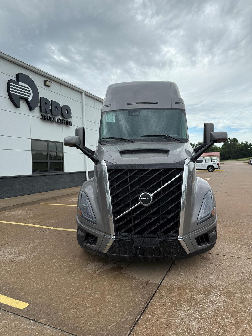 2026 VOLVO VNL64T860 - image 2 of 6
