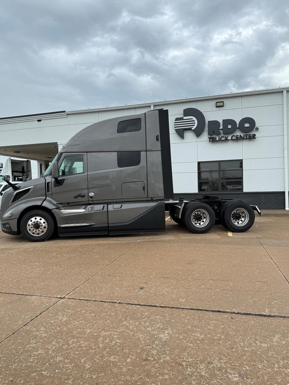 2026 VOLVO VNL64T860 - image 1 of 6