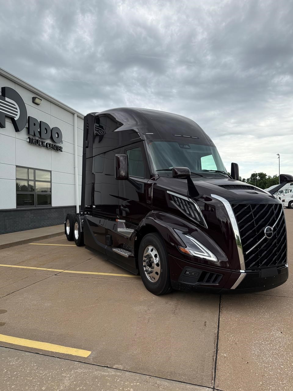2026 VOLVO VNL64T860 - image 2 of 6