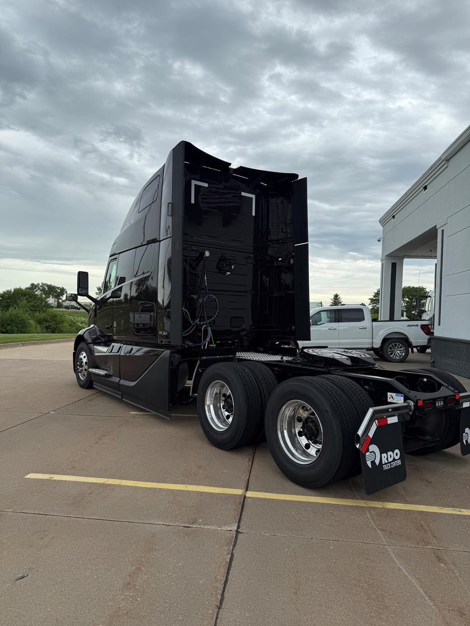 2026 VOLVO VNL64T860 - image 5 of 6