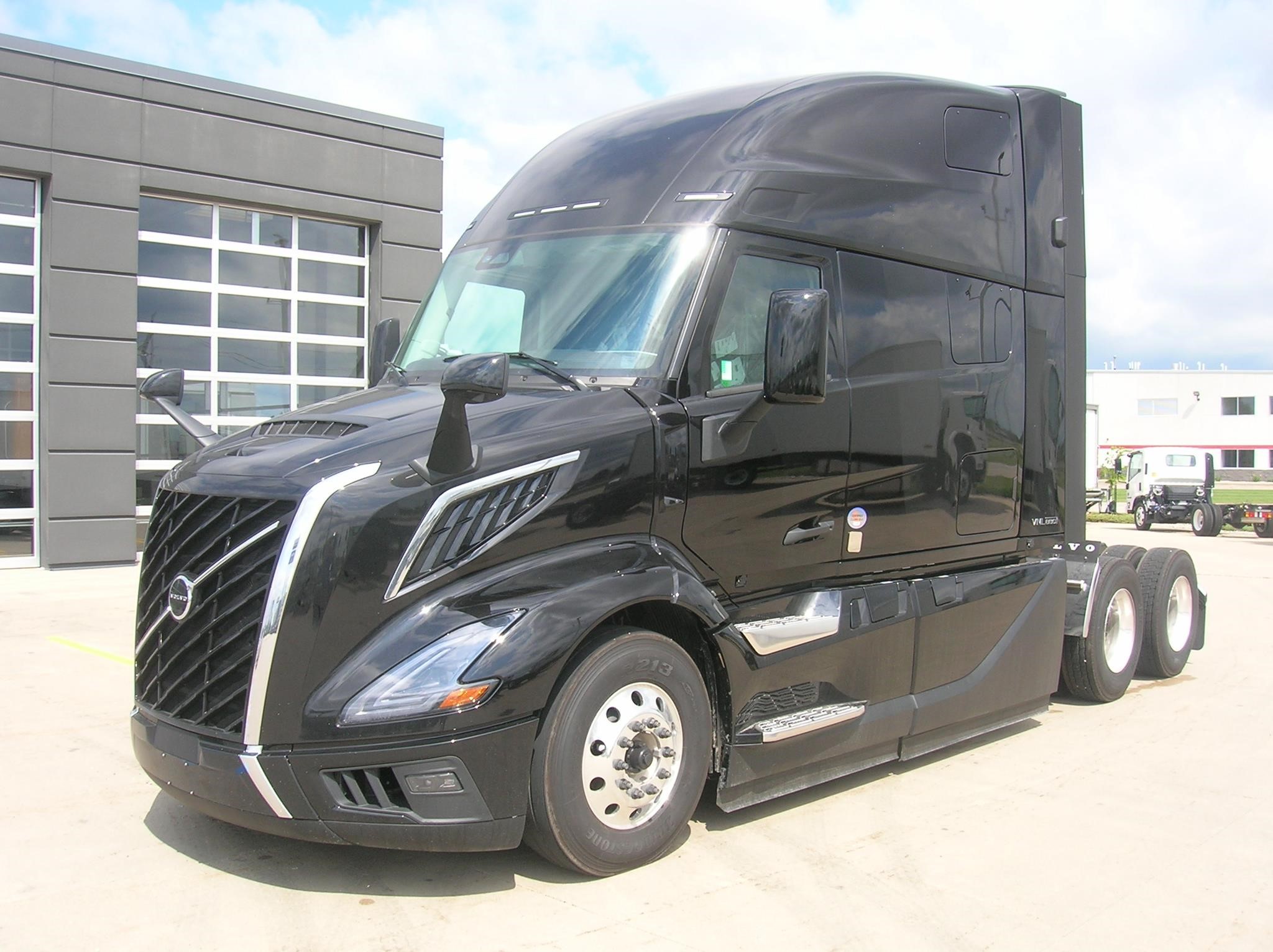 2026 VOLVO VNL64T860 - image 1 of 6