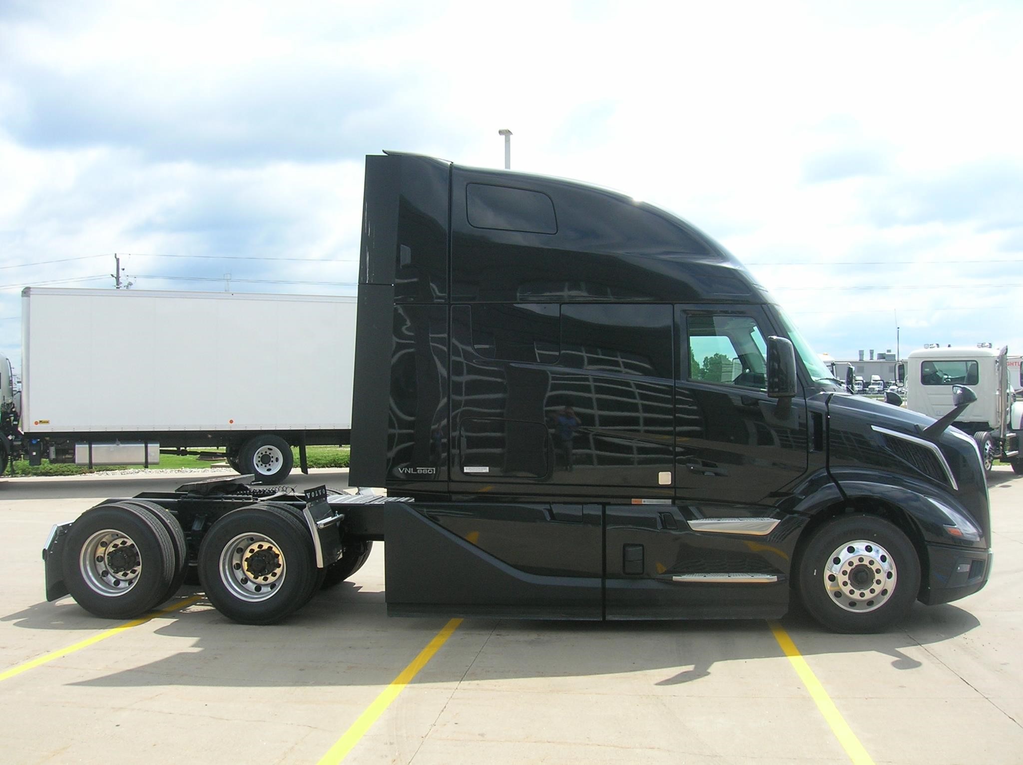 2026 VOLVO VNL64T860 - image 4 of 6