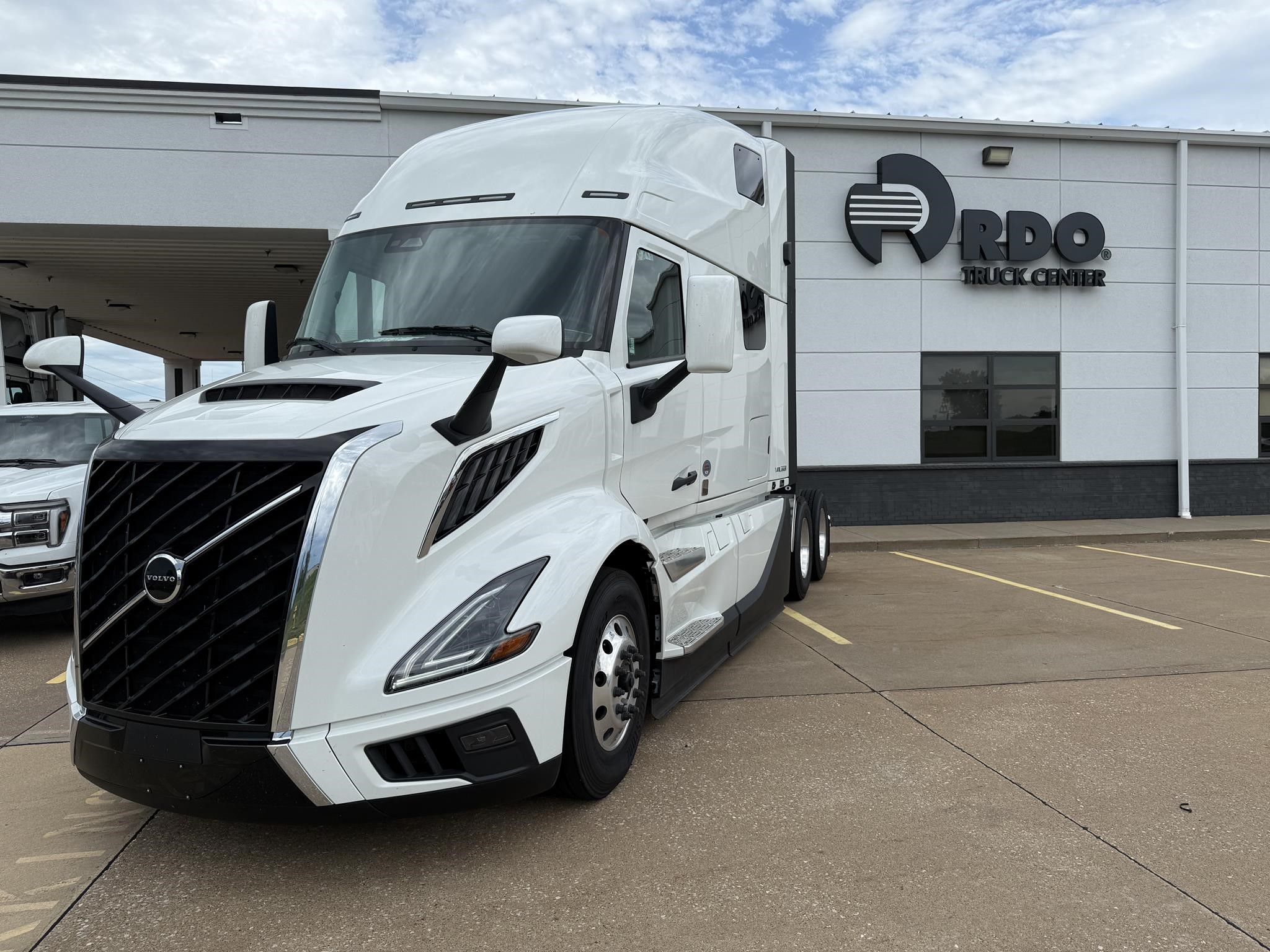 2026 VOLVO VNL64T860 - image 1 of 6