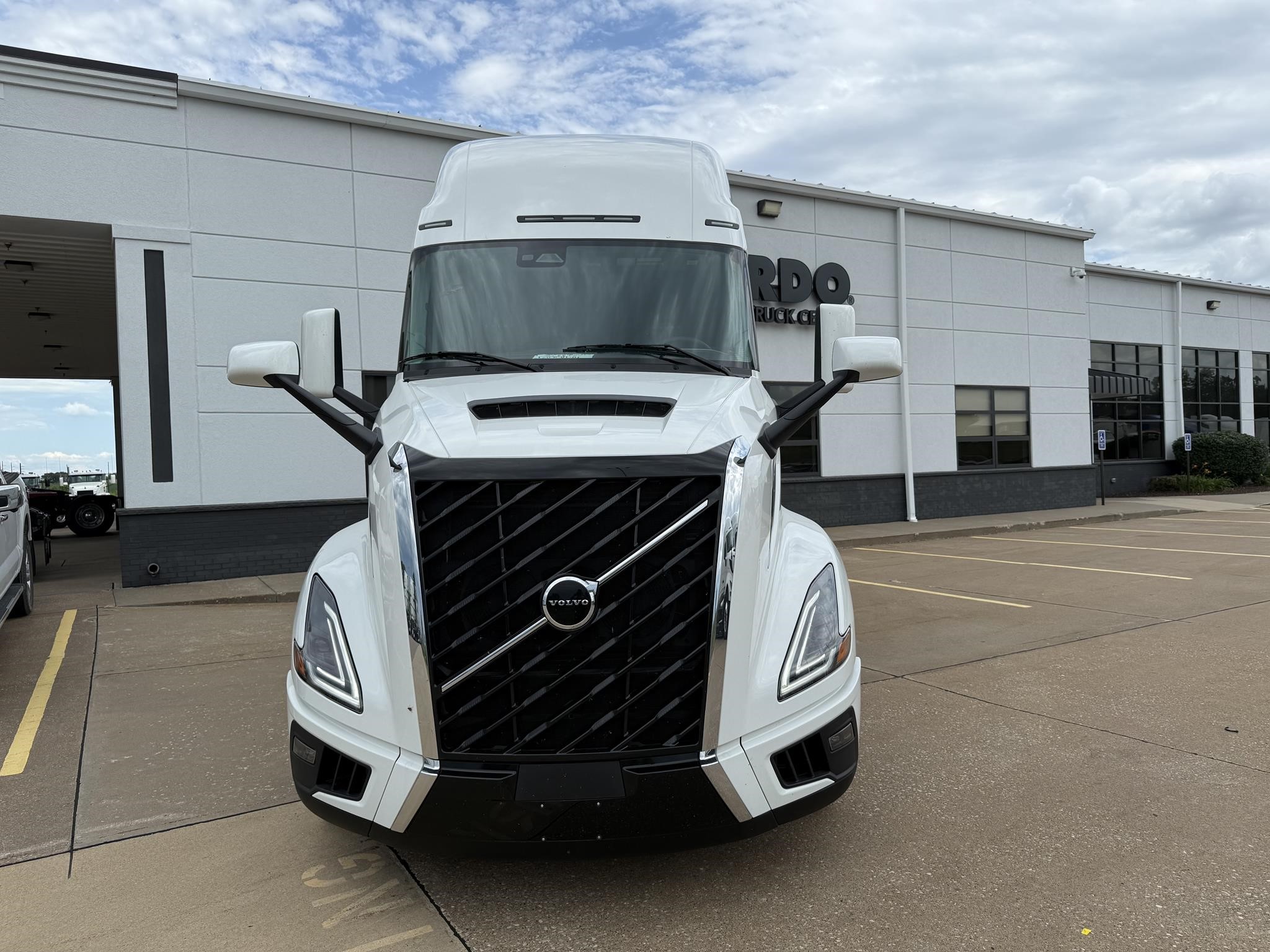2026 VOLVO VNL64T860 - image 2 of 6
