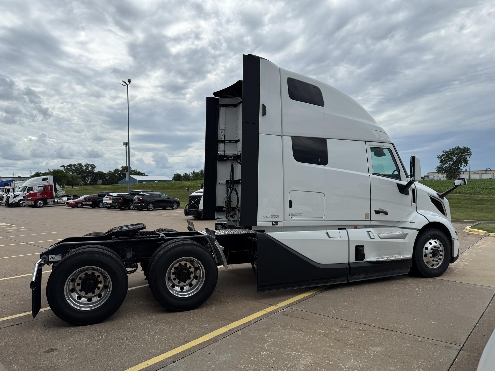 2026 VOLVO VNL64T860 - image 4 of 6