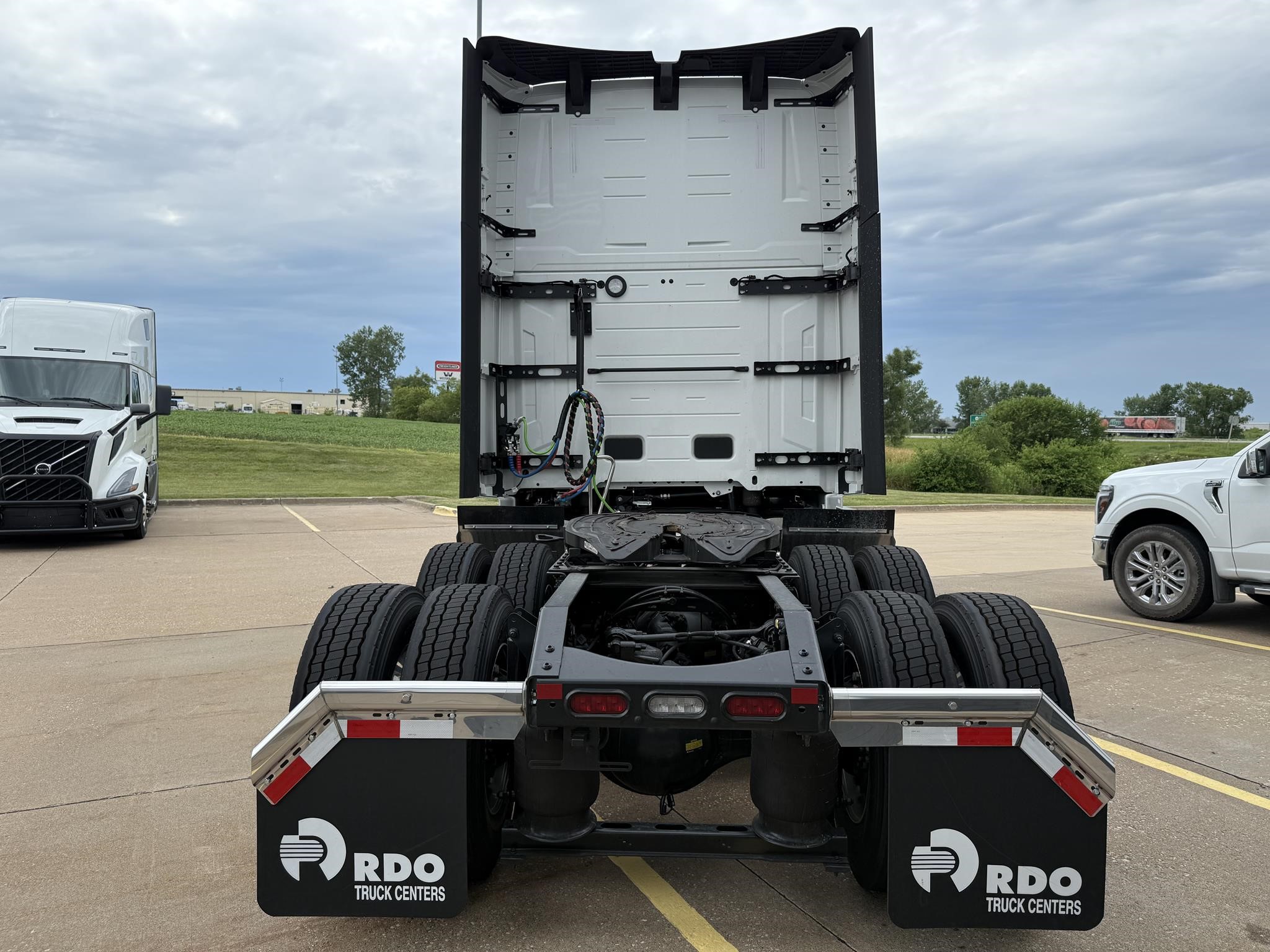 2026 VOLVO VNL64T860 - image 5 of 6