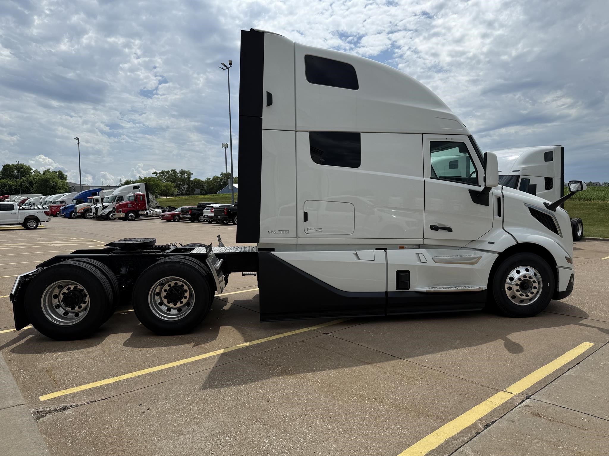 2026 VOLVO VNL64T860 - image 4 of 6