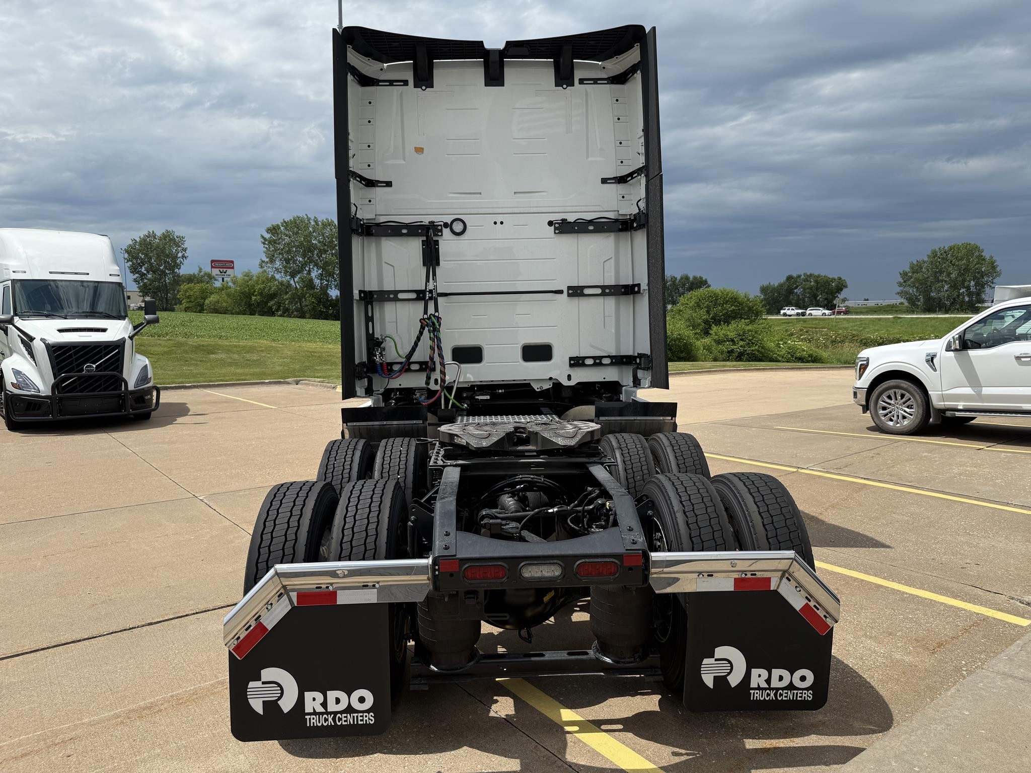 2026 VOLVO VNL64T860 - image 5 of 6