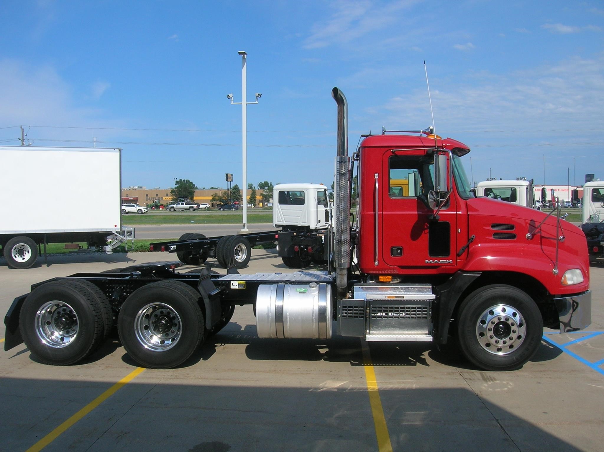 2018 MACK PINNACLE CXU613 - image 4 of 6